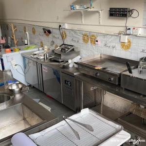 現(xiàn)將本店忍痛轉(zhuǎn)讓，地址大港油田新港假日，設(shè)備齊全帶房費（所有