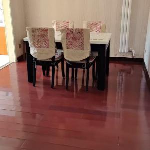 出租 ?新港1期107平三樓，三室一廳2400元議，